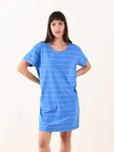 Vestido corto azul con rayas horizontales blancas, corte recto y mangas cortas con dobladillo.