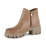 Bota corta color beige de cuero, con elástico lateral, caña baja y suela track con taco ancho.