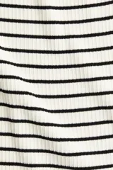 Vestido corto strapless de punto acanalado con rayas horizontales blancas y negras.