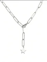 Gargantilla plateada con cadena de eslabones alargados y dije colgante de estrella.