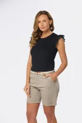 Bermuda color beige con cinturón, bolsillos laterales y confeccionada en algodón con spandex.