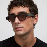 Lentes de sol con montura geométrica de acetato color carey (tortoise) y lentes marrones polarizadas.