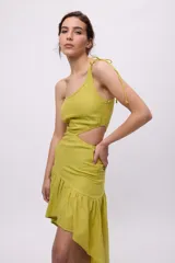 Vestido largo rojo de algodón y lino, con un hombro descubierto, bretel fino con lazo, recorte en la cintura y falda asimétrica con volados.