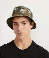Gorro tipo bucket con estampado de camuflaje militar.