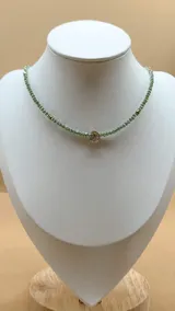 Set de tres collares de cristalitos facetados color verde, con detalles dorados y dije de estrella y luna en baño de oro y circonitas.