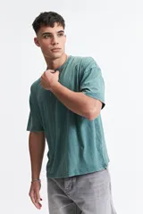 Remera verde agua de corte boxy, con cuello redondo y logo bordado en el pecho.