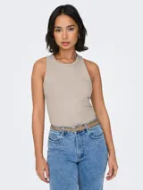 Musculosa de punto color beige, con cuello redondo y detalle de brillo.