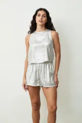 Short plateado de tiro alto con cintura elastizada.