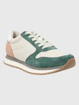 Zapatillas urbanas Hush Puppies modelo Bliss Sun, con capellada de cuero y poliéster en tonos beige y verde, ajuste con cordones y suela de goma con tecnología memory foam.