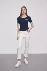 Remera roja con cuello y mangas con ribete negro y estampado frontal con la frase "Ma Chérie" en negro.