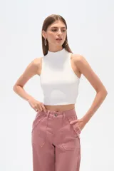 Top blanco de punto canalé, ajustado al cuerpo y con cuello alto.