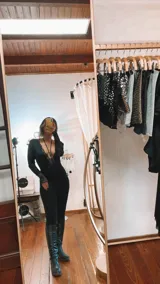 Body negro de lycra y encaje, con mangas largas de tul y cuello halter desmontable.