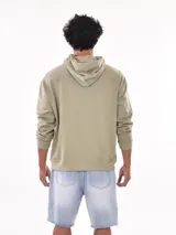 Canguro verde militar con capucha, bolsillo tipo canguro y estampado con texto e imagen de ciudad.