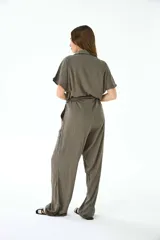 Mono largo color verde militar, con cuello camisero, mangas cortas, cierre frontal con botones y cinturón de lazo en la cintura.