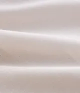 Conjunto de pijama para hombre, color blanco hueso, compuesto por una camisa de manga corta con cuello solapa y cierre frontal de botones, y un short con cintura elástica y lazo.