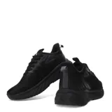 Championes Umbro modelo Fury para hombre, color negro. Presentan una capellada de textil respirable con detalles sintéticos, cierre de cordones y suela de goma con amortiguación. Diseño minimalista con el logo de Umbro en el lateral.