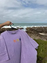 Remera blanca de algodón premium con mangas cortas y estampado de tres flores en el pecho.