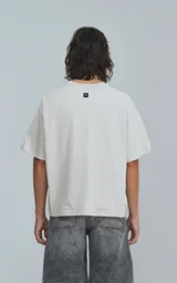 Remera gris de algodón, manga corta, cuello redondo y corte boxy fit.