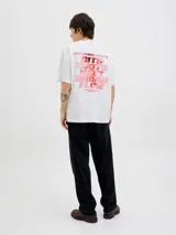 Camiseta blanca de manga corta con cuello redondo, corte holgado y estampado frontal con la frase "City Roots Meet Urban Flow" en color rojo.