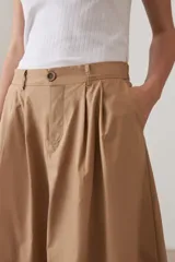 Falda midi color tostado con pinzas y cinturón estampado.