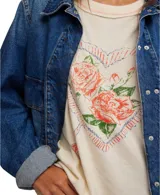 Remera color crema de corte holgado, con cuello redondo y mangas cortas. Estampado frontal con un corazón atravesado por una flecha y rosas rojas.