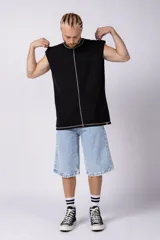 Musculosa color crudo de algodón estilo sudadera, corte oversize, con costuras verticales visibles en el frente y ruedo.