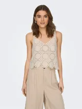 Top color crema de crochet con escote en V y tirantes anchos.