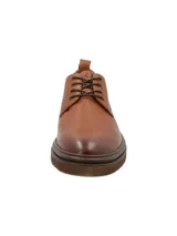 Zapato acordonado color marrón de cuero graneado, con suela de goma liviana y punta redonda.