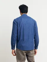 Camisa de lino color beige, de cuello mao y manga larga.