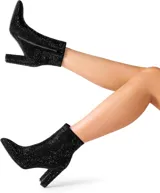 Bota corta plateada cubierta de strass, con punta fina, cierre lateral y tacón cuadrado. 