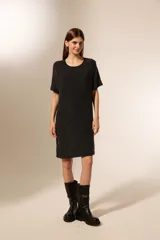 Vestido negro corto de manga corta, holgado y con cuello a la base.