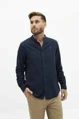 Camisa de lino azul marino con cuello mao, corte semi slim y logo bordado en el pecho.