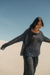 Sweater de lino azul marino, tejido a mano con diseño de patchwork de cables, silueta holgada, manga larga, cuello a la base y largo a la cadera.