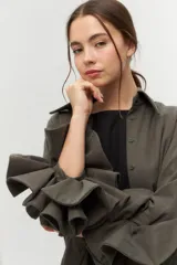 Camisa negra con cuello clásico y mangas largas con detalle de volados en los puños.