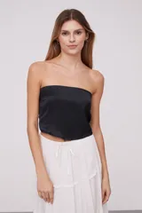 Top strapless negro de poliéster.