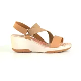 Sandalia de tacón corrido color beige, con tiras cruzadas y ajuste con hebilla.