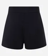 Mono corto strapless negro con estampado geométrico en blanco y bolsillos laterales.