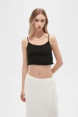 Musculosa blanca de algodón con breteles finos, punto smock, corte al cuerpo y cuello redondo.