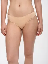 Bombacha de bikini color piel, de corte clásico.