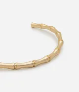 Gargantilla rígida dorada con forma de bambú. Accesorio de bisutería con baño light gold.