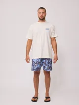 Short de baño celeste con estampado de flores abstractas en azul y amarillo.