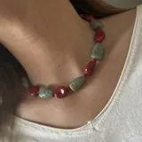 Collar corto con cuentas de piedra irregulares en color rojo y verde.