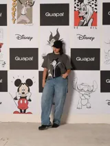 Remera de algodón gris oscuro, corte oversize, con cuello redondo y manga corta. Presenta un estampado frontal de Maléfica en tonos negro, morado y verde pálido.