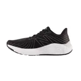 Championes de running New Balance Vongo v5 para hombre, color negro con detalles en gris y blanco.