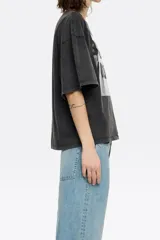 Remera negra de algodón con logo de la marca Bimba y Lola estampado en plateado en el frente.