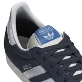 Championes Adidas Gazelle color azul marino con las tres tiras laterales blancas y suela color crema.