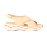 Sandalias plateadas con tiras cruzadas, hebilla lateral y suela blanca.