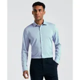 Camisa de manga larga celeste en poplin stretch, de calce clásico con cuello y puños ajustables.