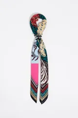 Pañuelo cuadrado de poliéster reciclado con estampado multicolor que combina patrones geométricos, animales (como cebra y felinos) y bloques de color sólido (rosa fuerte, azul claro, verde oscuro y rojo).