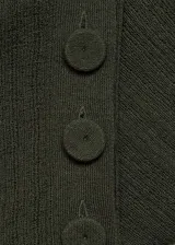 Jersey marrón de punto fino con diseño semitransparente, cuello perkins, cierre de botones laterales y abertura lateral.